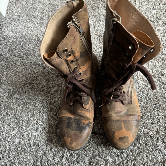 Steve Madden camo boots - Picture 3 of 5